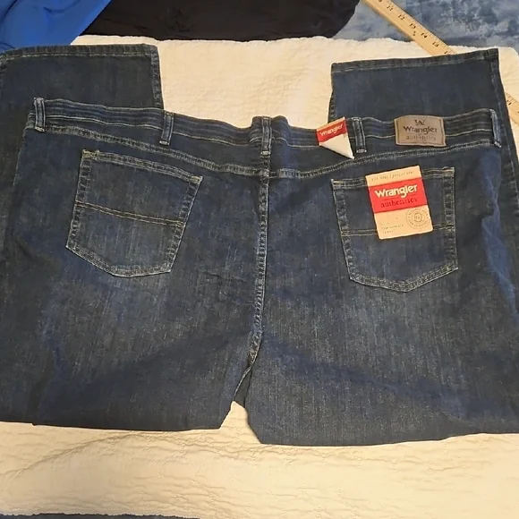 Wrangler Men's Dark Blue Relaxed Jeans New with tags size 54x30 - Picture 3 of 3